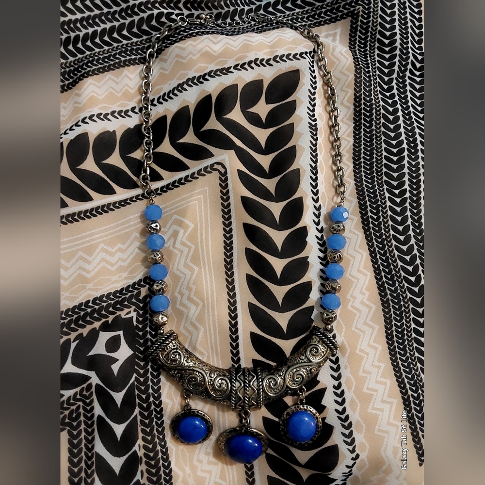 Beautiful Unsigned Navy Blue Lucite Silver Tone Bib Statement Necklace Fashion